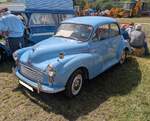 Zweit�riger Morris Minor 1000 im Farbton clipper blue, produziert von 1956 bis 1971. Der Minor 1000 war die dritte und letzte Ausbaustufe des bereits 1948 vorgestellten Minor. Die vorherigen Modelle nannten sich Minor MM (1948 bis 1952) und Minor Ser ...