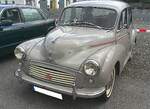Viert�riger Morris Minor 1000 im Farbton dove grey, produziert von 1956 bis 1971.