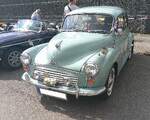 Zweit�riger Morris Minor 1000 im Farbton smoke grey, produziert von 1956 bis 1971. Der Minor 1000 war die dritte Ausbaustufe des bereits 1948 vorgestellten Minor. Die vorherigen Modelle nannten sich Minor MM (1948 bis 1952) und Minor Series II (1952 bis 1956). Der Minor war ein Millionenseller und somit der  Volkswagen  der Briten. Das Modell war als zwei- und viert�rige Limousine, Convertible und als Kombimodell  Traveller  lieferbar. Der Vierzylinderreihenmotor hat einen Hubraum von 1098 cm� und leistet 49 PS. Der gezeigte Minor 1000 wurde im November 1968 erstmalig zugelassen. 10. BCMM ( B ritish C ar M otorcycle M eeting) am 19.07.2026 an Mo´s Bikertreff in Krefeld.
