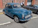 Zweit�riger Morris Minor 1000 im Farbton trafalgar blue, produziert von 1956 bis 1971. Der Minor 1000 war die dritte Ausbaustufe des bereits 1948 vorgestellten Minor. Die vorherigen Modelle nannten sich Minor MM (1948 bis 1952) und Minor Series II (1952 bis 1956). Der Minor war ein Millionenseller und somit der  Volkswagen  der Briten. Das Modell war als zwei- und viert�rige Limousine, Convertible und als Kombimodell  Traveller  lieferbar. Der Vierzylinderreihenmotor hat einen Hubraum von 1098 cm� und leistet 49 PS. Der gezeigte Minor 1000 wurde im April 1967 erstmalig zum britischen Stra�enverkehr zugelassen. Brynmawr Classic Car Show/South Wales am 26.07.2026.