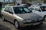 Hier ist ein Nissan Primera P10 Liftback aus dem Jahr 1991 zu sehen.