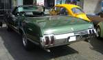 Heckansicht eines Oldsmobile Cutlass Supreme Convertible aus dem Modelljahr 1970 im Farbton sherwood green.