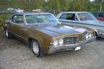 Oldsmobile Delta 88 Coupe im Farbton aztec gold aus dem Jahr 1968. Mit über 560.000 produzierten Autos lag Oldsmobile im Jahr 1968 auf Platz 7 der US-Zulassungsstatistik. Durch eine durchdachte Modellpolitik knackte man 1969 die 600.000´er Marke an verkauften Autos und landete nun auf Platz 6 der Statistik. Der Delta 88 war 1969 nur als viertürige Limousine und als zweitüriges Coupe lieferbar. Basismotorisierung war ein V8-Motor mit einem Hubraum von 350 cui (5735 cm³) mit einer Leistung von 250 PS. 11. Oldtimertreffen des AMC Duisburg auf dem Parkplatz des Landschaftspark Duisburg Nord am 24.08.2025.
