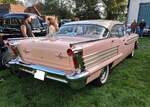 Heckansicht eines Oldsmobile Dynamic 88 fourdoor Sedan des Modelljahres 1958 im Farbton desert glow.