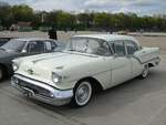 Oldsmobile Super 88 4DR Sedan (1957), aufgenommen April 2023 beim Oldtimertreffen auf Theresienwiese in München