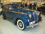 Opel Admiral in der Karosserieversion viertürige Limousine. Kurz vor WW2 war bei den deutschen Autokäufern ein Hang zu großen Autos mit einem Hubraum von 3.0 Litern und mehr zu erkennen. Da die Rüsselsheimer einen ausgereiften 3.6l Motor für ihren LKW  Blitz  im Programm hatten, wurde ein Auto um den Motor herum konstruiert. Die ersten Fahrzeuge dieses Typs entstanden im Dezember 1937. Eine solche viertürige Limousine, das meistverkaufte Modell dieser Baureihe, kostete RM 6500,00. Unter der Haube verrichtet, wie schon oben angedeutet, der Sechszylinderreihenmotor aus dem Opel Blitz seine Arbeit. Der Motor hat einen Hubraum von 3626 cm³ und leistet 75 PS. 1939, mit Beginn des Krieges, war nach 17.144 produzierten viertürigen Limousine Schluß mit diesem Modell. Techno Classica Essen am 03.04.2011.