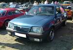 Opel Ascona C GT/Sport 2.0i. Der Ascona C wurde 1981 auf der IAA Frankfurt vorgestellt. Der hier gezeigte Ascona C ist das sportliche Modell Ascona C GT/Sport, dass 1987 auf den Markt kam. Der Wagen ist mit zeigenössischen ATS-Cup-Felgen ausgerüstet. Für ein solches Auto, dass es auch mit einem schwächeren 1.8 Liter Motor gab, war ein Kaufpreis von mindestens DM 25.575,00 fällig. Der quer eingebaute Vierzylinderreihenmotor hat einen Hubraum von 1998 cm³ und leistet 130 PS. War jedoch ein Katalysator verbaut, reduzierte sich die Leistung auf 130 PS. 8. Oldtimertreffen des AMC Duisburg am 04.09.2022.