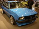 Opel Ascona B Sondermodell  Sport . Der Ascona B stand ab August 1975 bei den Händlern und avancierte zum Erfolgsmodell. Das gezeigte Sondermodell Sport war ab Januar 1980 lieferbar und war bis Produktionsende im Juli 1981 im Verkaufsprogramm von Opel. Insgesamt baute Opel 1.512.971 Autos von diesem Modell. Serienmäßig hat der signalblaue  Sport  einen Vierzylinderreihenmotor mit einem Hubraum von 1979 cm³ und leistet 110 PS. Essen Motorshow am 06.12.2022.