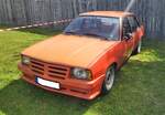 Opel Ascona B in der Karosserieversion viert�rige Limousine und im etwas verblassten Farbton signalorange.