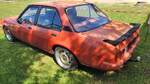 Profilansicht eines Opel Ascona B in der Karosserieversion viert�rige Limousine und im etwas verblassten Farbton signalorange.