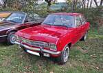 Opel Ascona A im Farbton kardinalrot in der Karosserieversion zweit�rige Limousine. Gebaut wurde der Asona A in den Jahren von 1970 bis 1975. Das v�llig neue Modell Ascona sollte die L�cke zwischen dem Einsteigermodell Kadett und dem Mittelklassemode ...