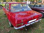 Heckansicht eines Opel Ascona A im Farbton kardinalrot in der Karosserieversion zweit�rige Limousine. Cars & Castle auf Schlo� Lauersfort in Moers am 03.10.2026.