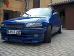 Opel Astra F-CC mit Einarmwischer, Grill ohne Emblem und modifizierter Frontsto�stange.