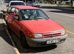 Opel Astra F Caravan in rot.