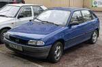 Blauer Opel Astra F Schrägheck.