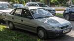 Hier ist ein Opel Astra F Stufenheck mit den originalen Radkappen zu sehen.