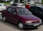Hier ist ein Opel Astra F Stufenheck in dunkelrot zu sehen.