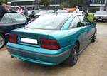 Heckansicht eines Opel Calibra 2.0i im Farbton karibikblau.