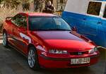Roter Opel Calibra, gesehen auf dem  Veteranfahrzeugausstellung zum Silvestertag  auf dem Hauptplatz von Pécs (HU) am 30.12.2025.