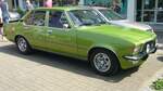 Opel Commodore B Limousine GS 2800, gebaut von 1973 bis 1977. Vorgestellt wurde der Commodore B auf dem Genfer Salon des Jahres 1972. Der Käufer konnte zwischen einer viertürige Limousine und einem zweitürigen Coupe wählen. Bis zum Ende der Produktionszeit verkaufte Opel 140.827 Commodore B, nämlich 98.548 Limousinen und 42.279 Coupe. Der Sechszylinderreihenmotor hat einen Hubraum von 2784 cm³ und leistet 142 PS. Nach den Werksferien 1975 reduzierte sich die Leistung auf 140 PS. Der gezeigte Wagen im Farbton limonengrün wurde erstmalig 1975 zugelassen. 16. Oldtimertreffen des ACK am 01.05.2024 in Essen-Kettwig.