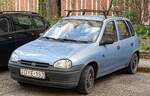 Hier ist ein f�nft�rer Opel Corsa B in hellblau zu sehen.