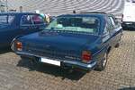 Heckansicht eines Opel Diplomat B V8 im Farbton cosmos blau.