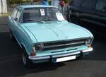 Opel Kadett B Limousine, gebaut von 1965 bis 1973. Wer kannte ihn nicht, den Millionenseller aus Bochum. Der Wagen war als zwei- und viertürige Limousine, als Coupe und als drei- und fünftüriges Kombimodell namens CarAvan lieferbar. Basismotorisierung war ein Vierzylinderreihenmotor mit einem Hubraum von 1078 cm³, der 45 PS, 55 PS oder 60 PS leistete. Der abgelichtete Kadett B ist im Farbton siriusblau lackiert und wurde 1970 erstmalig zugelassen. Oldtimertreffen an Mo´s Bikertreff in Krefeld am 10.03.2024.