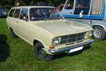 Opel Kadett B CarAvan dreitürig, gebaut von 1965 bis 1971 in Bochum. Diese CarAvan Modelle von Opel sind selten geworden. Entweder wurden sie in Handwerkerhand oder auf dem Weg zum  Bosporus  verschlissen. Der gezeigte CarAvan ist im Farbton mistralbeige lackiert. Der Vierzylinderreihenmotor hat einen Hubraum von 1078 cm³ und leistet, je nach Vergaserbestückung, 45 PS oder 55 PS. Oldtimertreffen auf dem Gelände des Bikertreffs Mutter Vogel in Marl am 28.09.2025.