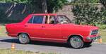 =Opel Kadett B auf der Zufahrt zur Oldtimerausstellung bei Schloss Fasanerie, 06-2025