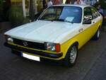 Opel Kadett C GT/E aus dem Jahr 1978. Der Opel Kadett C wurde im August 1973 vorgestellt und bis Juli 1979 produziert. Der Wagen war als zwei- und viertürige Limousine, Coupe und als dreitüriges Kombimodell CarAvan lieferbar. Der GT/E war das sportlichste Modell dieser Baureihe. In der abgelichteten Farbkombination polarweiß/brilliantgelb war er nur von September 1977 bis Produktionsende lieferbar. Ein solcher GT/E stand bei seiner Markteinführung mit einem Kaufpreis von DM 16.850,00 in der Preisliste. Der Vierzylinderreihenmotor hat einen Hubraum von 1979 cm³ und leitet 115 PS. Die Höchstgeschwindigkeit gab das Werk mit 190 km/h an. 9. Saarner Oldtimer Cup am 07.08.2022.