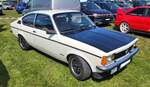 Opel Kadett C Coupe, gebaut im Werk Bochum von 1973 bis 1979. Die Kadett C Baureihe war mit etlichen Motorisierungen zwischen 1.0l und 2.0l Hubraum lieferbar. Hier wurde ein Coupe im Farbton polarwei� und der luxuri�sen Berlinetta-Ausstattung abgelichtet, das nach Juli 1977 produziert worden ist. Dieses ist an den neben den Hauptscheinwerfern montierten, vorderen Blinkern zu erkennen. Rund 10% der Kadett C K�ufer orderten das h�bsche und fl�ssig gezeichnete Coupe-Modell. Oldtimertreffen Altenthann/Oberpfalz am 03.05.2026.
