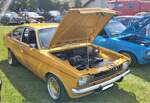 Opel Kadett C Coupe im Farbton brilliantocker, wie es mit dieser Frontgestaltung von 1973 bis zum Sommer 1978 verkauft wurde. Danach erhielten die Modelle alle die rechteckigen Scheinwerfer des L-Modelles mit den integrierten Blinkleuchten. Das gezeigte Coupe wurde 1974 erstmalig zugelassen. Optisch und technisch entspricht dieses Kadett C Coupe aber nicht mehr dem Serienmodell. Oldtimertreffen Altenthann/Oberpfalz am 03.05.2026.