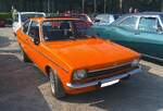 Opel Kadett C Coupe im Farbton signalorange, wie es mit dieser Frontgestaltung von 1973 bis zum Sommer 1978 verkauft wurde. Danach erhielten die Modelle alle die rechteckigen Scheinwerfer des L-Modelles mit den integrierten Blinkleuchten. Das gezeigt ...