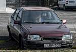 Hier ist ein Opel Kadett E Stufenheck zu sehen.