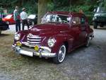 Opel Kapitän. 1951 - 1953. Dieses Kapitänmodell basierte auf dem Vorkriegskapitän, der ab 1948 wieder bei den Händlern stand. 1951 bekam er ein  Facelift . Dieses war an die zeitgenössischen Chevrolet-Modelle des Mutterkonzernes GM angelehnt. Angetrieben wird der Kapitän von einem 6-Zylinderreihenmotor, der aus 2473 cm³ Hubraum 58 PS leistet. Oldtimertreffen  Schwarzwaldhaus  in Mettmann am 12.08.2018.