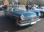 Opel Kapitän P-LV aus dem Jahr 1960 im Farbton royalblau. Gebaut wurde das Oberklassemodell aus Rüsselsheim in den Jahren von 1959 bis 1963. Der Werbespruch für dieses Fahrzeug lautete bei seiner Vorstellung:  Der beste Opel Kapitän, den es je gab. Preisgünstig, wirtschaftlich, solide, zuverlässig und dauerhaft . Der gezeigte Kapitän stammt wohl aus dem Modelljahr 1961. Ein solcher Kapitän war damals ab DM 10.675,00 zu haben. Angetrieben wird der Wagen von einem Sechszylinderreihenmotor, der aus einem Hubraum von 2605 cm³ 90 PS leistet. Oldtimertreffen an Mo´s Bikertreff in Krefeld am 08.03.2026.
