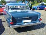 Heckansicht eines Heckansicht eines Opel Kapitän P-LV im Farbton royalblau aus dem Jahr 1960.