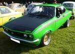 Opel Manta A GT/E im Farbton signalgrün, produziert in den Jahren 1974 und 1975 Das Manta A Coupe wurde bereits 1970 auf der Basis des Ascona A auf den Markt gebracht. 1974 brachten die Rüsselsheimer als Spitzenmodell dieser Baureihe, den besonders sportlichen GT/E auf den Markt. Bei seiner Markteinführung kostete ein solcher GT/E in der Basisversion DM 12.530,00. Dafür bekam man ein sportliches, viersitziges Coupe mit einem Vierzylinderreihenmotor, der serienmäßig aus einem Hubraum von 1897 cm³ 105 PS leistet. Oldtimertreffen auf dem Gelände des Bikertreffs Mutter Vogel in Marl am 28.09.2025.