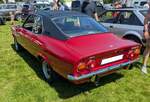 Heckansicht eines rechts gelenkten Opel Manta A im Farbton royalrot aus dem Jahr 1972.