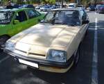 Opel Manta B im Farbton champagnebeige, gebaut von 1975 bis 1988.