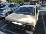 Heckansicht eines Opel Manta B im Farbton champagnebeige aus dem Jahr 1982.