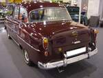 Heckansicht einer tarragonaroten Opel Olympia Rekord Limousine aus dem Jahr 1954.