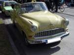 Frontansicht einer Opel Olympia Rekord Cabriolet-Limousine des Jahrganges 1956.