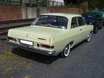 Heckansicht einer zweitürigen Opel Rekord A Limousine aus dem Jahr 1965.