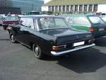 Heckansicht einer zweitürigen Opel Rekord A Limousine aus dem Jahr 1964.
