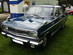 Opel Rekord B L-6 Limousine. 1965 - 1966. Hier wurde eine im Farbton DD royalblau lackierte L-6 Limousine abgelichtet. Der L-6 ist motortechnisch das Spitzenmodell der Rekord B-Baureihe. Die nur viertürig lieferbare Limousine ist mit einem 6-Zylinderreihenmotor ausgerüstet, der aus 2605 cm³ Hubraum 100 PS leistet. Opel GT Europatreffen am 15.05.2016 in Kirchhellen.