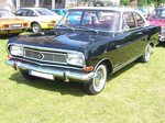 Opel Rekord B Coupe. 1965 - 1966. Hier wurde ein Coupe 1700 L abgelichtet. Das Coupe ist mit
einem 4-Zylinderreihenmotor ausgerüstet, der aus 1698 cm³ Hubraum 75 PS leistet. Herner Oldies am 03.07.2016.