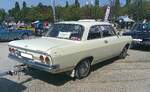 Heckansicht eines Opel Rekord B in der Karosserieversion zweit�rige Limousine aus dem Jahr 1966 im Farbton chamonixwei�.