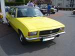 Opel Rekord D als viertürige Limousine. 1972 - 1977. Den Rekord D gab es als zwei- und viertürige Limousine, als Coupe und als Kombimodell CarAvan. Als das Modell am 19.01.1972 vorgestellt wurde, fand er sofort enormen Anklang und erreichte vorher nie erreichte Verkaufszahlen. Motorisiert war der Rekord D mit einem 4-Zylinderreihenmotor, der wahlweise mit 1.7l, 1.9l und ab 1975 auch mit einem 2.0l geordert werden konnte. Der abgelichtete, signalgelbe Rekord ist mit dem 1.9l Motor ausgerüstet und entstammt dem Modelljahr 1974. Oldtimertreffen Glandorf am 14.05.2017.