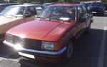 Opel Rekord E1 in der Karosserieversion viert�rige Limousine und in der luxuri�sen Berlina-Ausstattung im Farbton sienarot. Gebaut wurde der Rekord E1 von 1977 bis 1982. Der abgelichtete Rekord ist mit dem zweitst�rksten, damals lieferbaren Motor, dem 2.0S, ausger�stet. Dieser Vierzylinderreihenmotor hat einen Hubraum von 1979 cm� und leistet genau 100 PS. Die H�chstgeschwindigkeit gab man in R�sselsheim mit 173 km/h an. Oldtimertreffen am  Cafe del Sol  in Gelsenkirchen am 09.08.2026.